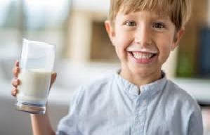 Kenapa Susu Sapi Sebaiknya Diberikan Pada Anak di Atas 1 Tahun ??