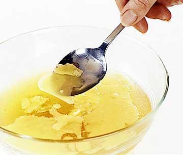 капли жира на поверхности. жир в бульоне. жирный суп. суп из жира. застывший жир в супе.