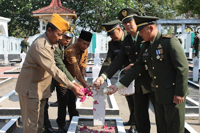 ZIARAH DALAM RANGKA HUT TNI KE 72 DI TMP HASTANA MANGGALA NEGARA SRAGEN
