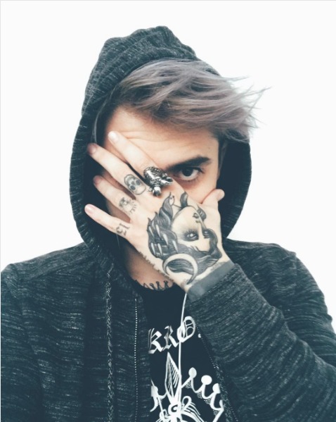 Imagen de un hombre con tatuaje muerte y luna en la mano