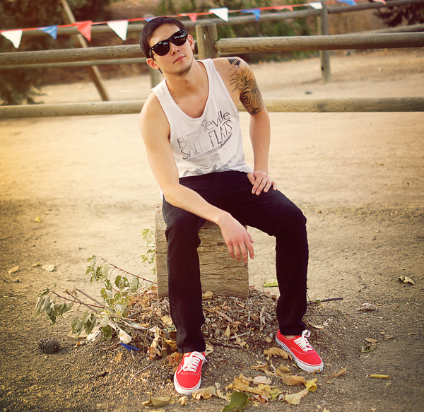 roupas com tenis vermelho