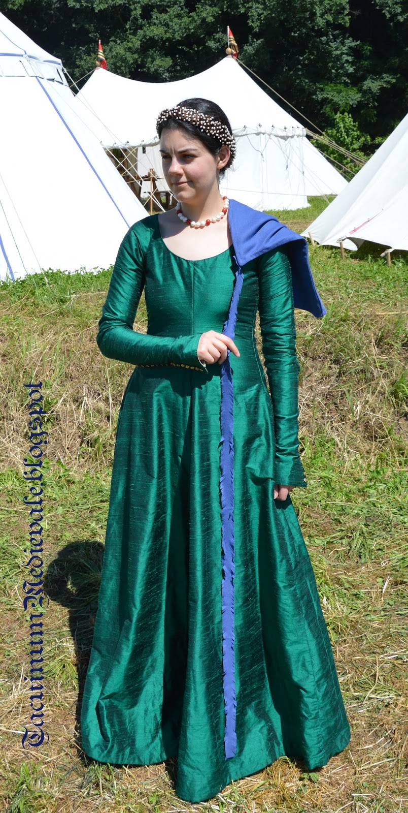 Tacuinum Medievale Un cappuccio con il becchetto affrappato / A hood