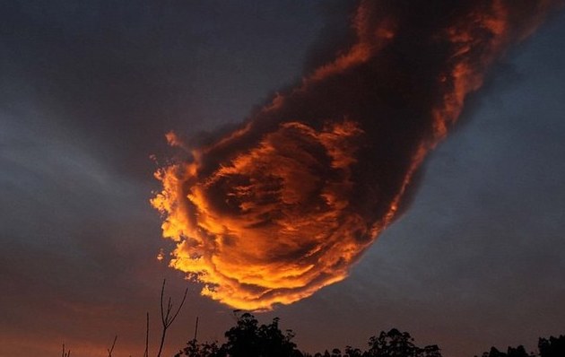 Formación de nubes la mano de Dios