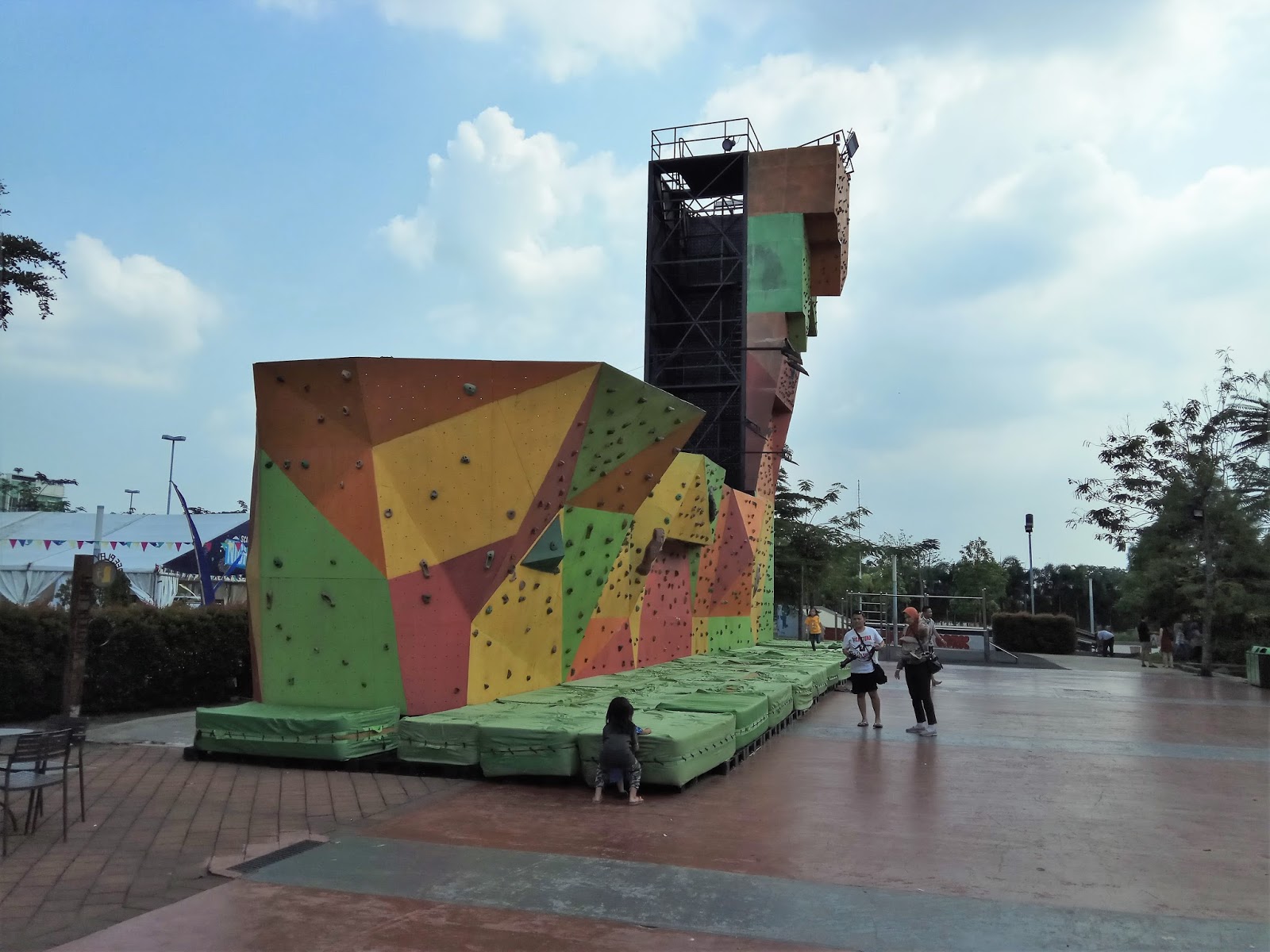 Mengunjungi Scientia Square Park Gading Serpong