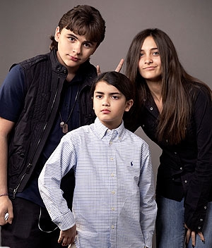 Hijos de Michael Jackson Foto de Hijos de Michael Jackson posando para las cámaras