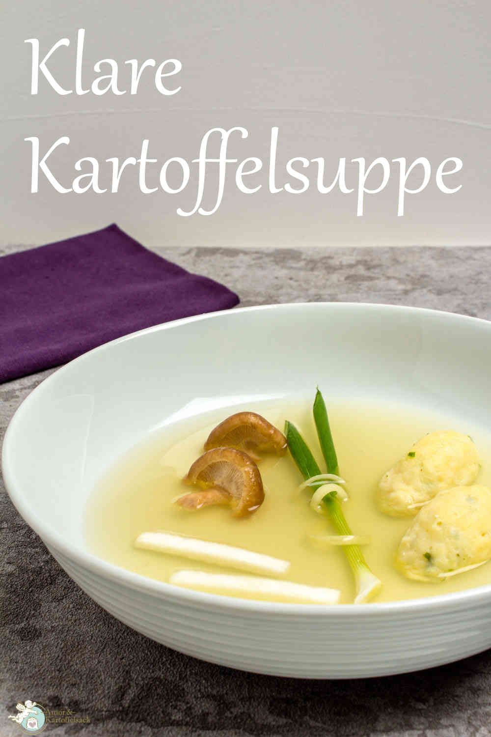 Amor&amp;Kartoffelsack: Klare Kartoffelsuppe mit Parmesannockerl
