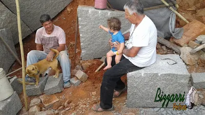 Bizzarri, da Bizzarri Pedras, com seu neto Theo, escolhendo as pedras folhetas para poder fazer os caçamentos de pedra, paredes de pedra, revestimento de pedra. Amo procurar essa pedra pois já vejo ela em cada trabalho com pedra que vou executar.