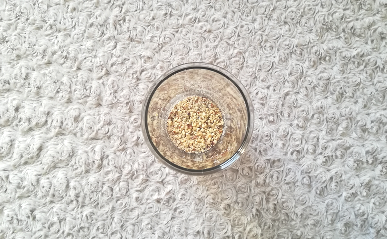 Des Energy Balls : Collation saine et pleine d'énergie mixer les noisettes