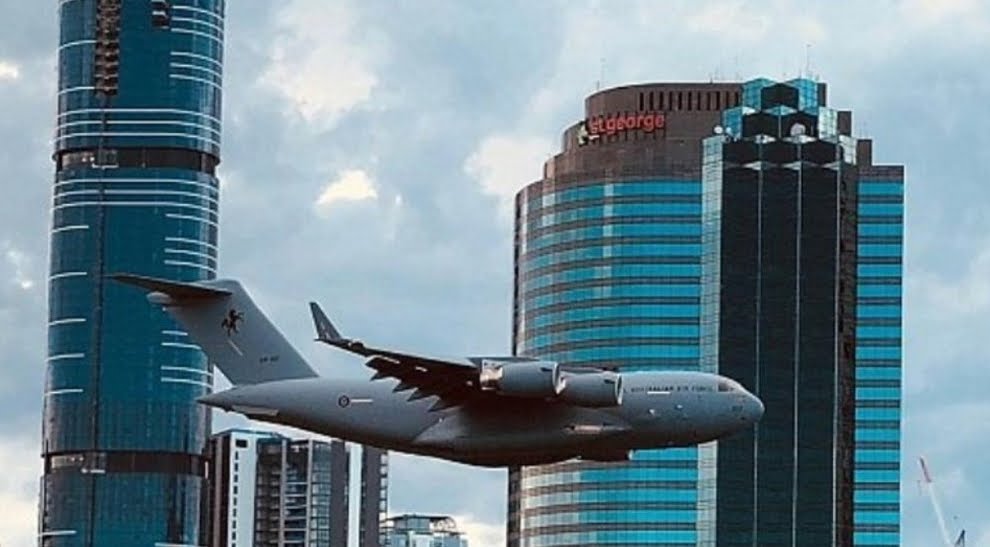 Come l’11 settembre, aereo vola radente in mezzo ai grattacieli e scatena il panico.