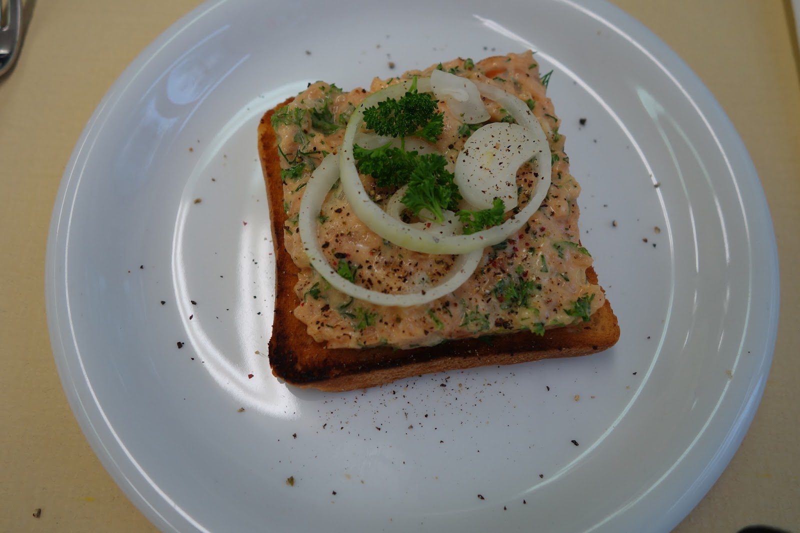 Z i m i s e i t e: Lachs-Tatar auf Toast / Entlebucher-Röllchen ...