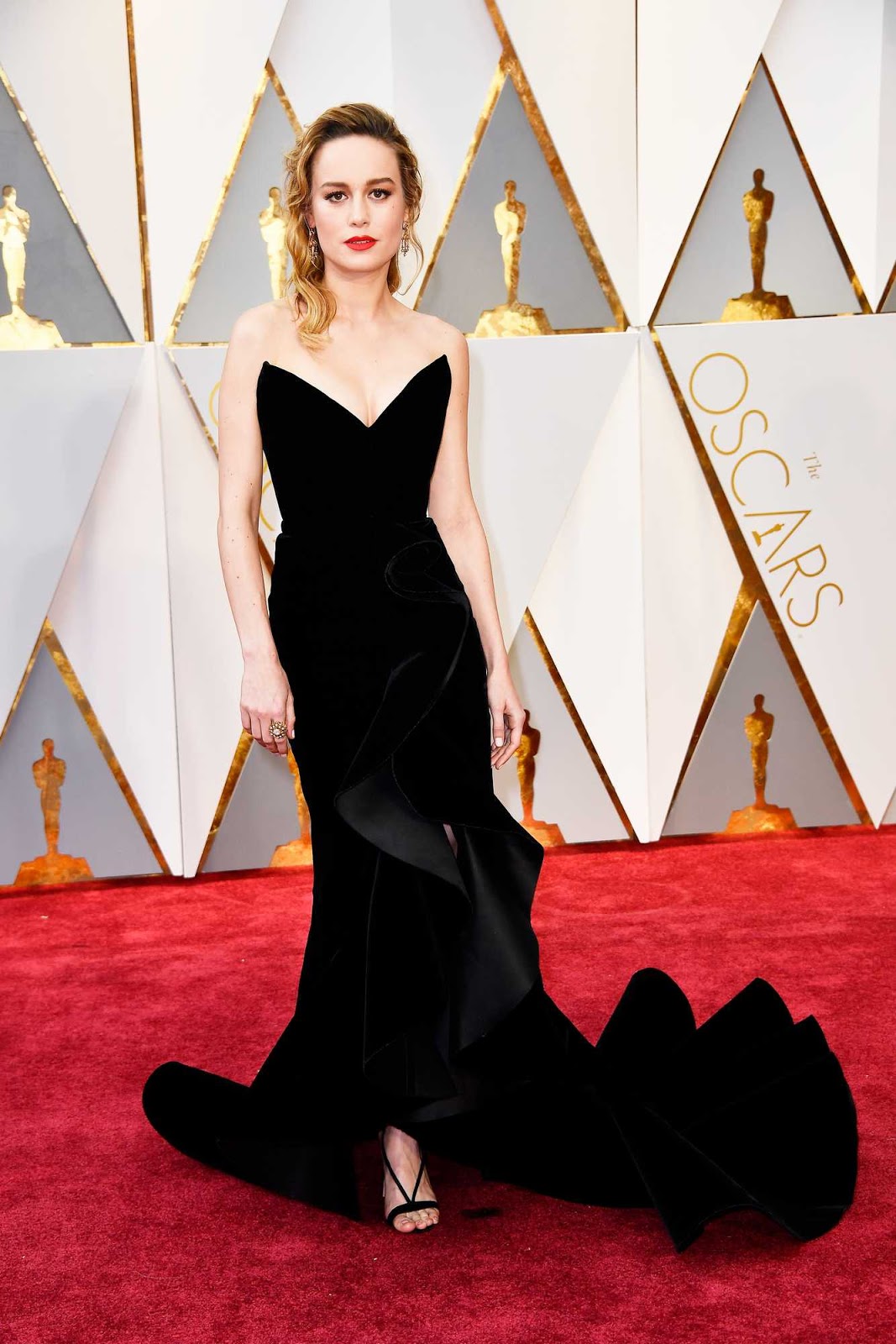 Brie Larson smoulders in strapless black at the 2017 Oscars