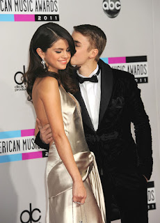 Justin Bieber gives Selena Gomez an adorable kiss 