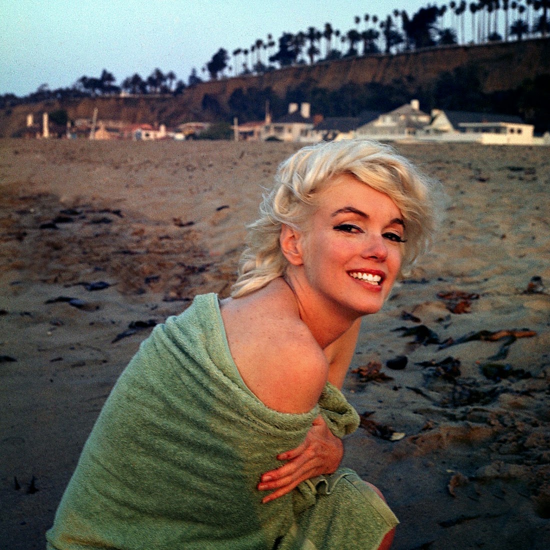 Beautiful Marilyn Monroe in a Green Towel on Santa Monica Beach in 1962 ...