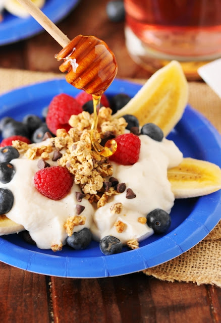 Looking for great easy breakfast ideas?  Try Breakfast Banana Splits!