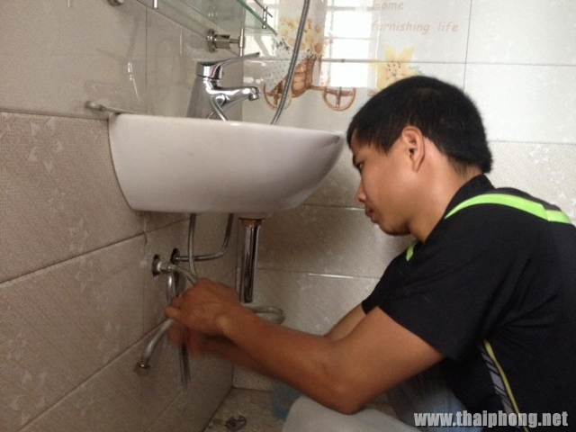 Thợ sửa chữa thay các thiết bị vệ sinh vòi, chậu rửa