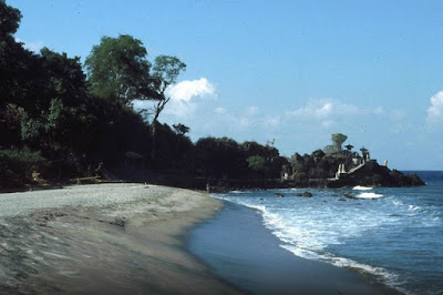 pantai dekat pura batu bolong lombok