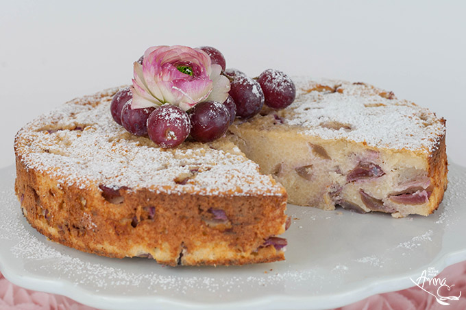 Weintrauben-Couscous-Kuchen angeschnittener Weintrauben-Couscous-Kuchen