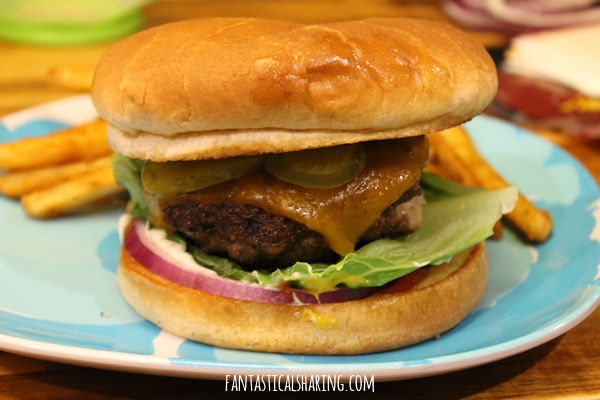 Cheesy Cheeseburgers #burger #cheeseburger #recipe #maindish #beef #recipe #SundaySupper