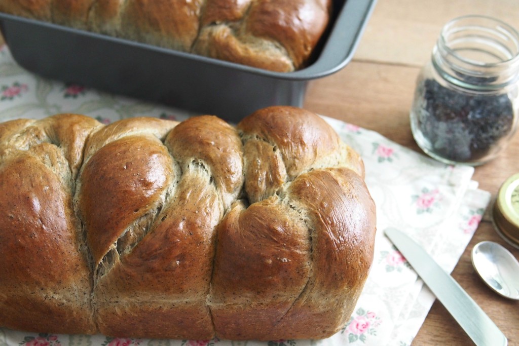 BLACK SESAME SEEDS BREAD (SPONGE DOUGH METHOD) BAKE WITH PAWS