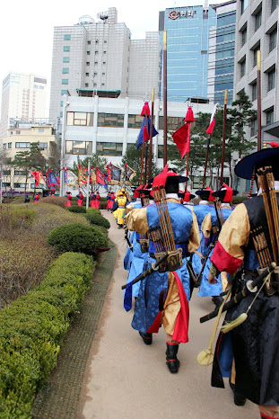 Desfilando hacia Deoksugung para la ceremonia de cambio de la guardia