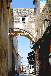 Jerusalem Bilder - Smärtans väg (Via Dolorosa, Gamla staden i Jerusalem) den väg som Jesus vandrade med korset upp till Golgata där korsfästelsen ägde rum