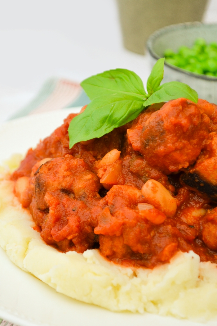 A rich tomato based stew filled with veggie sausages, mushrooms and cannellini beans. Full of the sweet flavour of tomatoes and a warmth and kick of spice from ground cumin and smoked paprika, served on a bed of creamy mashed potato with your choice of vegetables on the side. Suitable for vegetarians and vegans and loved by the whole family.