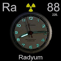 Radyum elementi üzerinde radyumun simgesi, atom numarası ve atom ağırlığı.