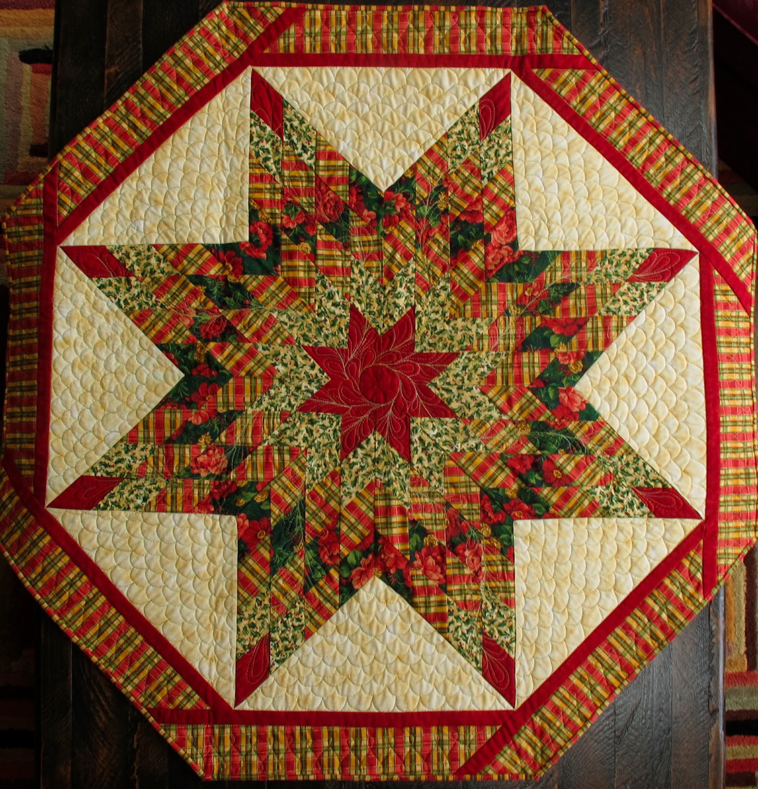 Quiltin' Jenny: FMQ and Finished Friday - Christmas Star Table Topper