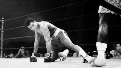 Biografi Muhammad Ali   Muhammad Ali dilahirkan dengan nama awal Cassius Marcellus Clay, Jr. Sosok yang dilahirkan pada 17 Januari 1942 silam di Louisville, Kentucky, Amerika Serikat yang terkenal dengan ayam goreng khasnya juga perbedaan etnis yang kental itu merupakan seorang mantan petinju professional keturunan Negro yang pada zamannya dianggap memiliki kedudukan dan martabat yang lebih rendah dibandingkan orang berkulit putih. Ayahnya bernama Cassius Marcellus Clay, Sr yang berprofesi sebagai pelukis papan nama dan reklame di pinggir jalan, sedangkan Ibunya yang bernama Odessa Grady Clay berprofesi sebagai pembantu rumah tangga. Ia memiliki seorang adik laki-laki bernama Rudolph Rudy Clay yang kemudian berganti nama menjadi Rahman Ali. Siapa yang menyangka bahwa kehilangan sepeda BMX baru miliknya pada tahun 1954 silam mengantarkan Ali kepada kancah pertijuan.   Semuanya berawal ketika Ali masih berusia 12 tahun. Sepeda yang baru saja dibelikan oleh orangtuanya raib diambil pencuri. Ali   biografi muhammad ali pasha biografi muhammad ali jinnah biografi muhammad ali hasyim biografi muhammad ali dalam bahasa inggris biografi muhammad ali ash shabuni biografi muhammad ali pasha pdf biografi muhammad ali bogra biografi muhammad ali shodiqin biografi muhammad ali syarief biografi muhammad ali hasyim sastrawan biografi muhammad ali 