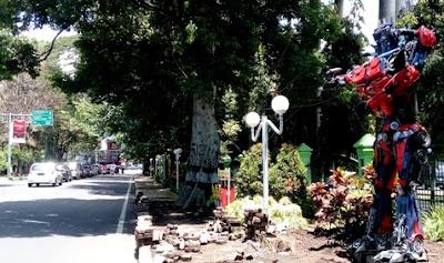 Robocop dan Transformer Hadang Pejalan Kaki Patung Robocop dan Transformer menghiasi taman di sisi Jalan Urip Sumoharjo Robocop dan Transformer Hadang Pejalan Kaki