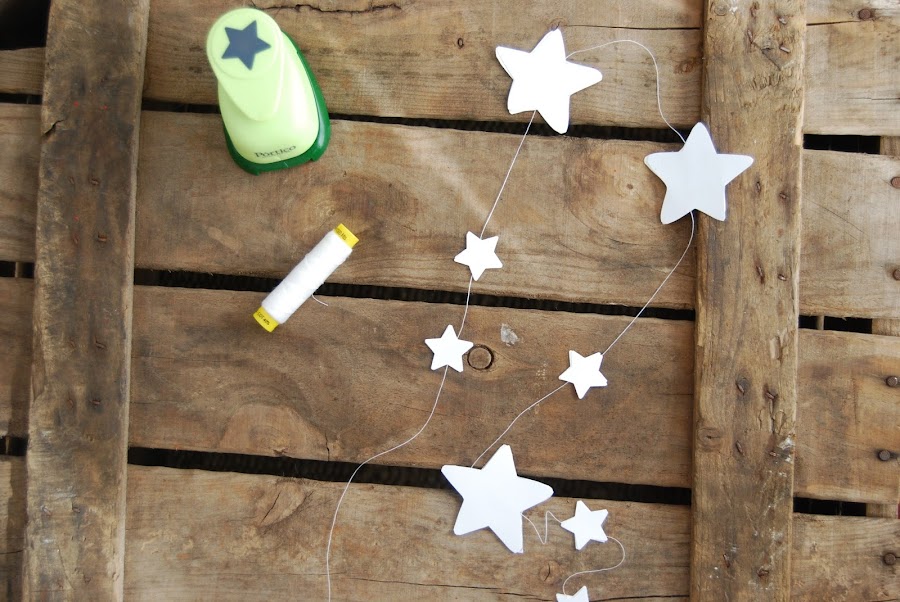 Decoración navideña para ventana casera con estilo nórdico