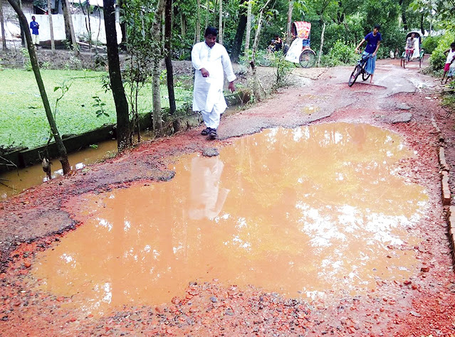 টানা বর্ষণ-বন্যায় পটিয়ার গ্রামীণ সড়কের ব্যাপক ক্ষয়ক্ষতি; আশিয়া ইউনিয়নের ক্ষতিগ্রস্থ সড়ক টানা বর্ষণ-বন্যায় পটিয়ার গ্রামীণ সড়কের ব্যাপক ক্ষয়ক্ষতি; পটিয়া; চট্টগ্রাম; Patiya; Chittagong; Chattogram