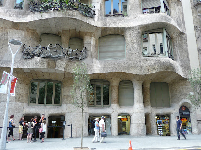 Дом Мила (Casa Mila) по проекту Антонио Гауди в Барселоне