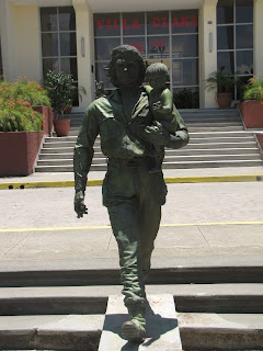 Escultura Che con un niño en los brazos