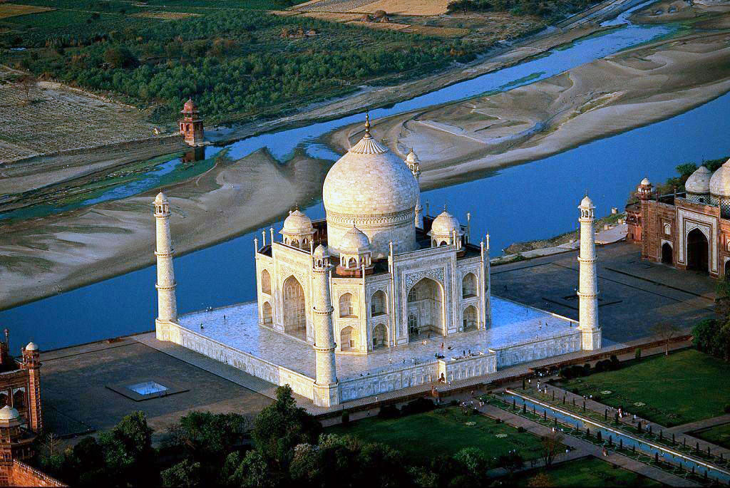 tourism across the world: Taj Mahal in India