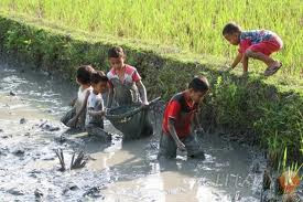 10 Tingkah Konyol ini, Bila Dulu Kamu Alami, Berarti Masa Kecilmu Bahagia. 10 Tingkah Konyol ini, Bila Dulu Kamu Alami, Berarti Masa Kecilmu Bahagia.