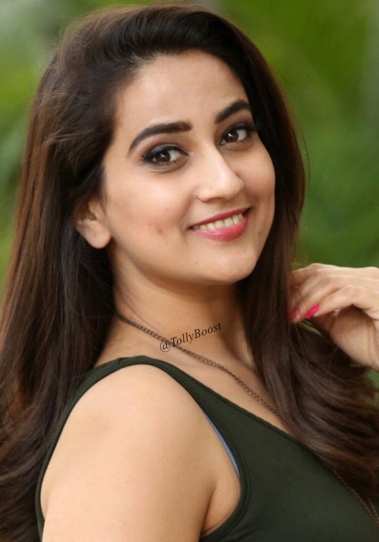 Beautiful Anchor Manjusha Long Hair Face Closeup Pics Glamorous