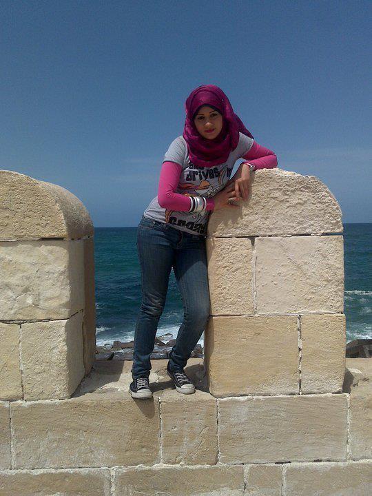 girl wearing converse shoes