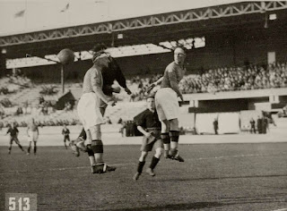 Alfredo Pitto (primo da destra), mediano del Bologna, in azione contro la Spagna (1-1).