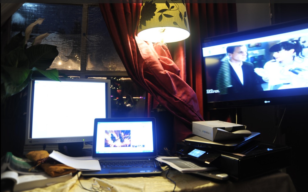 Cara Menghubungkan Laptop ke TV dengan HDMI, VGA & Tanpa Kabel - GoLepi