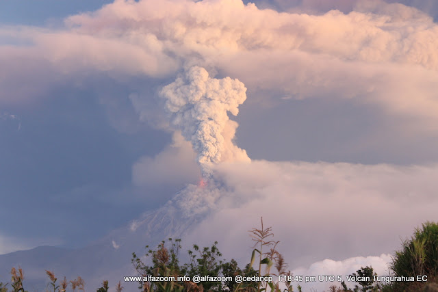 Tungurahua volcano, Ecuador eruption: Spews ash plume approx. 5000 meters above the summit.  Tungurahua_Volcano_Eruption_1_February_2014