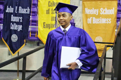 2 14 year old boy graduates from Texas University