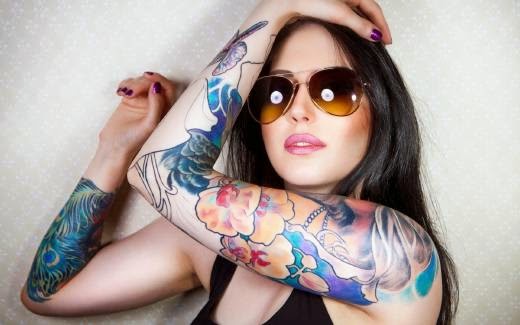 Chica tatuada lleva gafas de sol