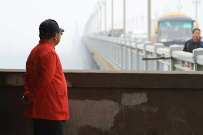 Bekerja Selama 13 Tahun, Pria Ini Selamatkan 300 Nyawa Ingin Lompat Bunuh Diri Dari Jembatan