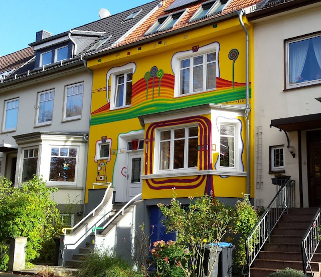 Die Welt in Kunterbunt: Ein farbenfroher Spielplatz und ein besonderes Haus in der Lantziusstraße