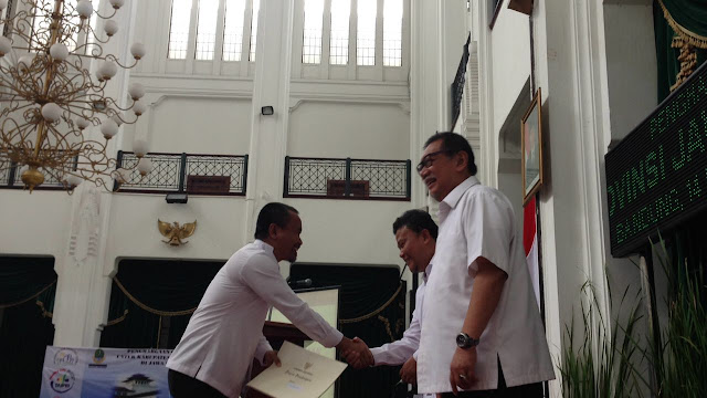 Penyerahaan Penghargaan Swasti Saba atau kota berpredikat Sehat dari Kementerian Kesehatan Penyerahaan Penghargaan Swasti Saba atau kota berpredikat Sehat dari Kementerian Kesehatan