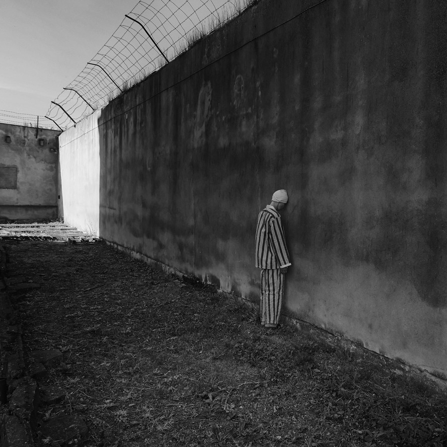 "Lock up and throw away the key" nghĩa là gì?