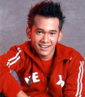 Biografi Ruben Onsu Biografi Ruben Onsu Biodata Nama Lengkap : Ruben Onsu Nama Lain : Ruben Samuel, Oey Tjeng Lan Tempat Tanggal Lahir : Jakarta, 15 Agustus 1983 Pekerjaan : Aktor, Presenter, Penyanyi, Produser Musik, Komedian Agama : Kristen Twitter : ruben_onsu Instagram : ruben_onsu Biografi Ruben Onsu (lahir di Jakarta, 15 Agustus 1983; umur 28 tahun) adalah pemeran dan pembawa acara televisi Indonesia. Ruben dikenal luas masyarakat setelah menjadi pembawa acara Rumpi. Selain itu, Ia juga sebagai pemain dalam acara komedi Tawa Sutra. Ia pernah ikut berperan dalam Lenong Bocah yang hadir di dekade tahun 1990-an. Ia memandu acara Supersoulmate Show bersama Eko Patrio dan Ivan Gunawan, Kiss di Indosiar, Weekend Seru bersama Ocha dan Cari-Cari Pacar bersama Nico di Global TV. Bersama Adul di Trans 7 ia memandu acara Belum Cukup Gede dan di Trans TV untuk Happy Family. Ruben dikenal luas masyarakat setelah menjadi pembawa acara Rumpi. Selain itu, Ia juga sebagai pemain dalam acara komedi Tawa Sutra. Ia pernah ikut berperan dalam lenong bocah yang hadir didekade tahun 1990an. Dia memandu acara Supersoulmate Show bersama Eko Patrio dan Ivan Gunawan, Kiss di Indosiar, Weekend Seru bersama Ocha dan Cari-Cari Pacar bersama Nico di Global TV. Bersama