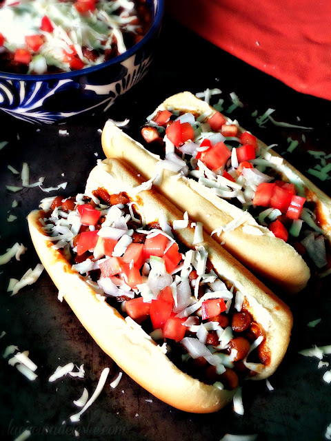 Chili Bean Hot Dogs - lacocinadeleslie.com