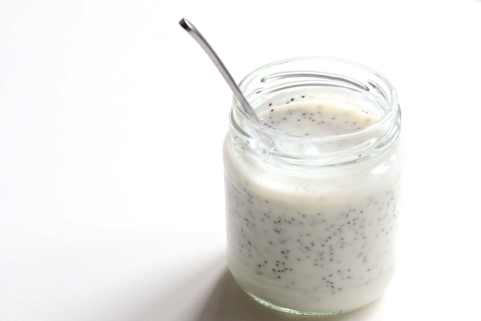 маковое молоко фото. протеиновый коктейль с добавлением овсяных хлопьев. маковое молоко. лечением маком перемешанным с сахаром, солью и водой. молоко из мака.